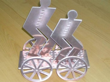 Per Wasserstrahl fein geschnittene Konturen eines Dekorationsobjekts