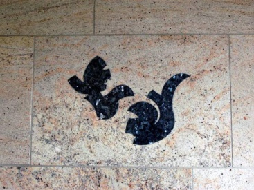 Passgenau eingearbeitetes Fliesendekor, wasserstrahlgeschnittene Konturen