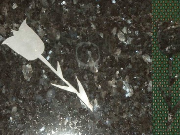 Von innen per Wasserstrahlschneiden ausgeschnittene Rosenkontur