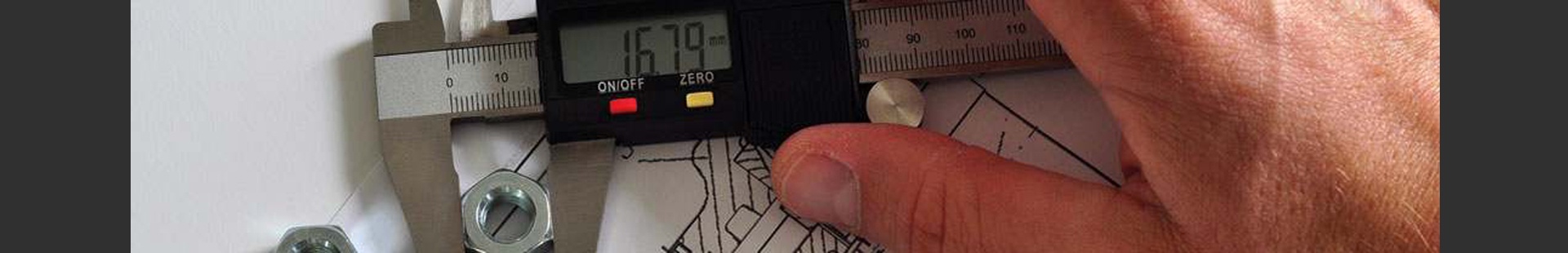 Stahlmutter mit Messschieber